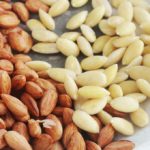 Emonder des amandes, c'est retirer leur peau brune. Apprenez à le faire vous-même, c’est plus économique. Et en plus, c’est tellement simple!