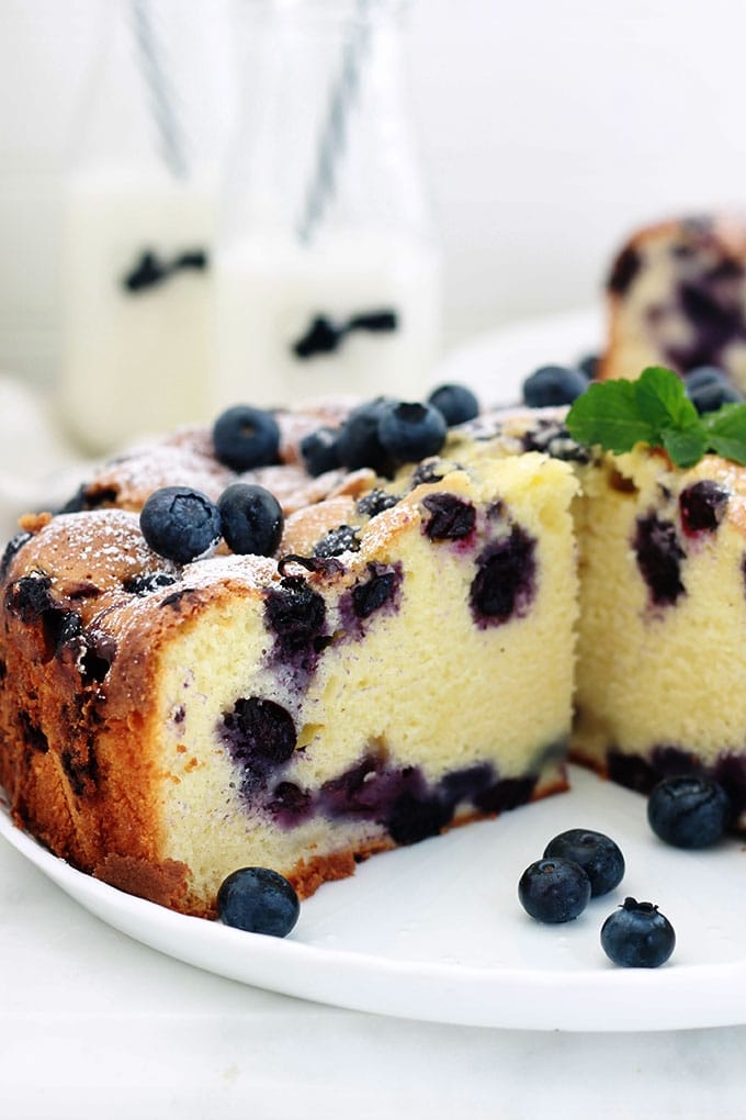 Le gâteau au yaourt aux myrtilles (bleuets) est l’une des meilleures variantes du gâteau au yaourt traditionnel. Peut se faire avec des myrtilles fraîches, congelées, su sirop ou séchées. Hyper moelleux, sans beurre. Une recette facile à faire et à mémoriser!