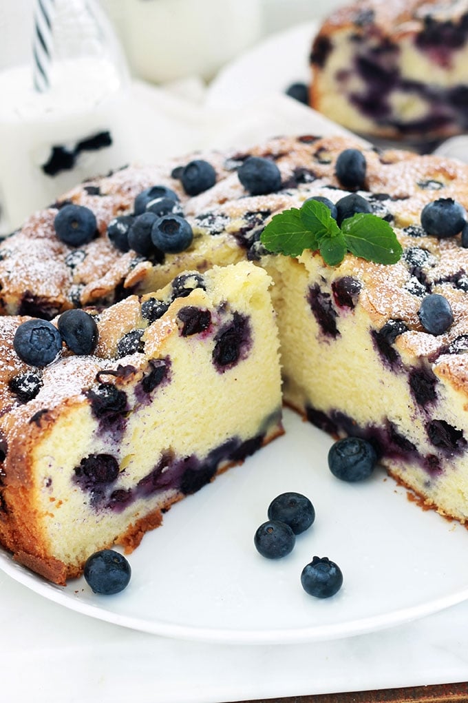 Le gâteau au yaourt aux myrtilles est l’une des meilleures variantes du gâteau au yaourt traditionnel. Peut se faire avec des myrtilles fraîches, congelées, au sirop ou séchées. Hyper moelleux, sans beurre. Une recette facile à faire et à mémoriser!