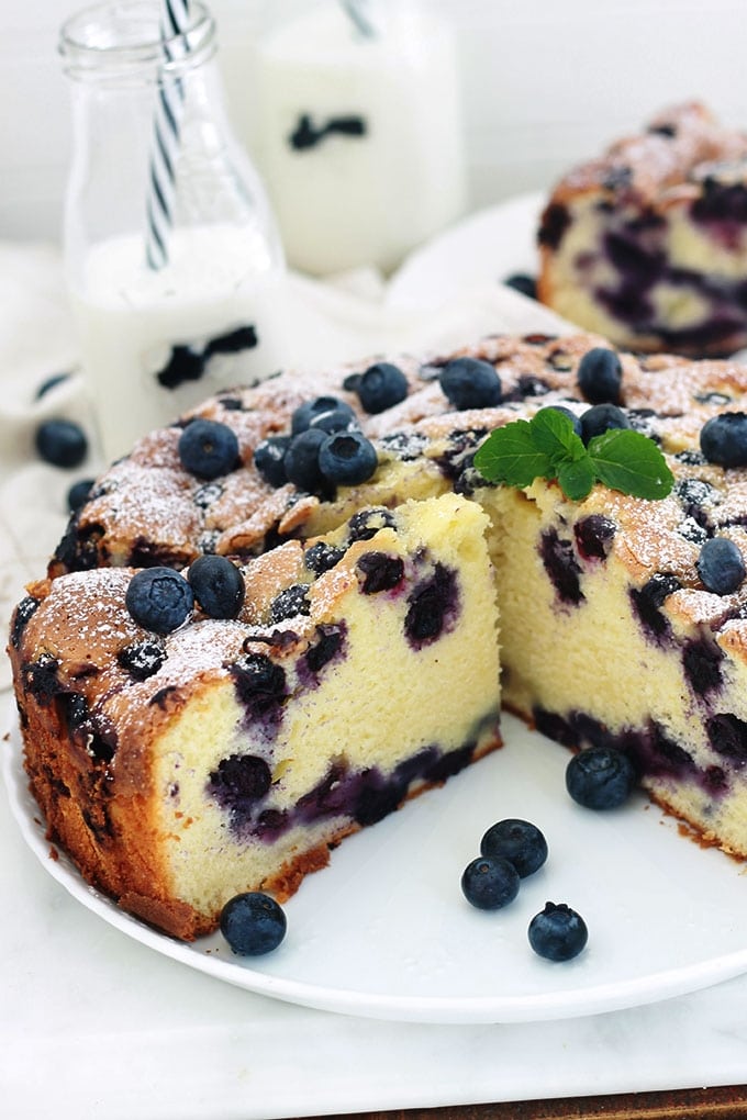 Le gâteau au yaourt aux myrtilles (bleuets) est l’une des meilleures variantes du gâteau au yaourt traditionnel. Peut se faire avec des myrtilles fraîches, congelées, su sirop ou séchées. Hyper moelleux, sans beurre. Une recette facile à faire et à mémoriser!