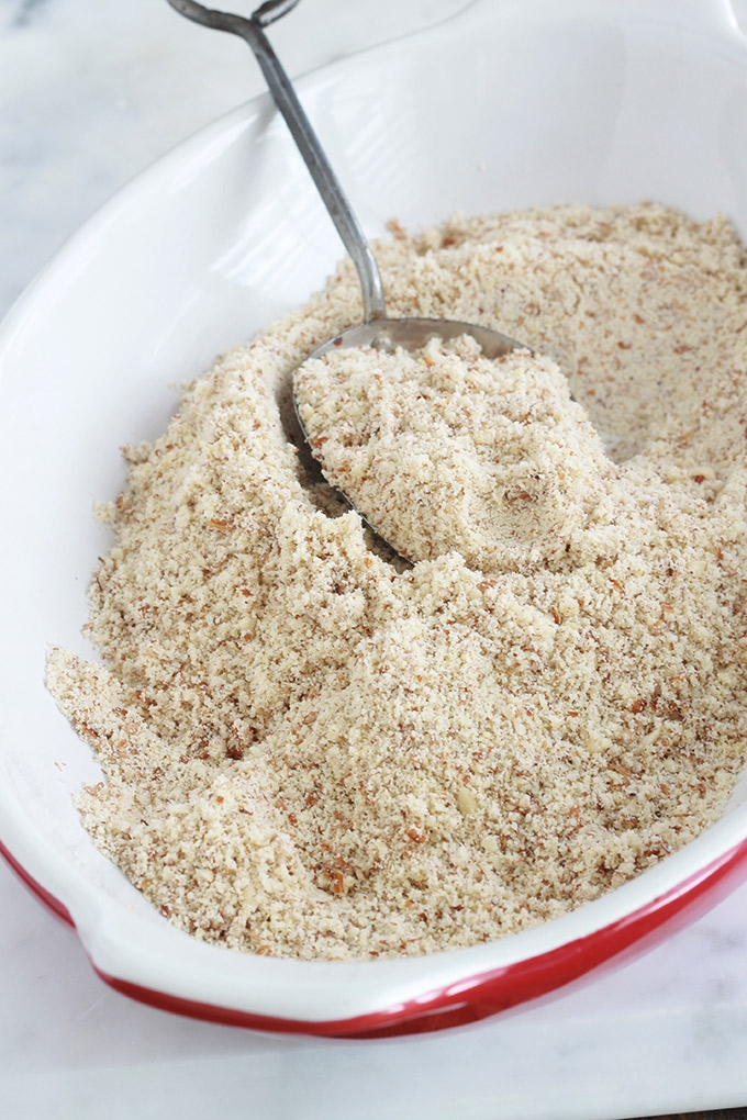 Faire de la poudre d’amande maison est très facile. Il suffit d'utiliser un robot culinaire pour moudre les amandes. Ou un moulin à café! Et c'est tellement moins cher que les amandes en poudre et la farine d’amande du commerce.