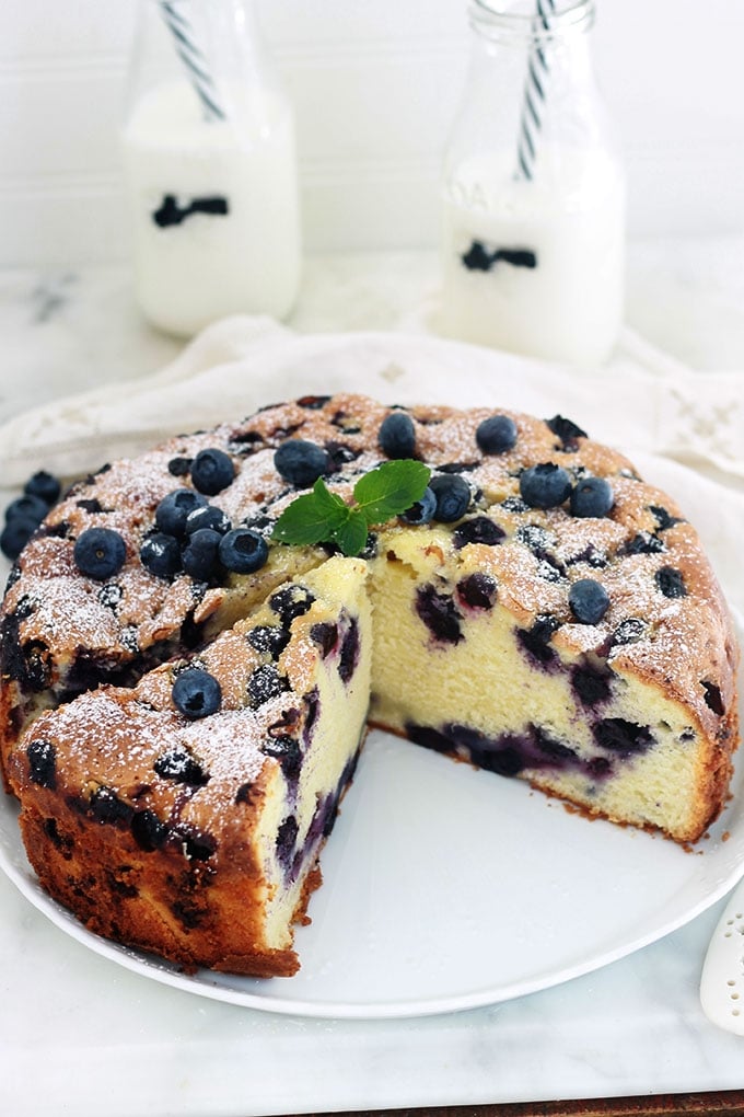 Le gâteau au yaourt aux myrtilles est l’une des meilleures variantes du gâteau au yaourt traditionnel. Peut se faire avec des myrtilles fraîches, congelées, au sirop ou séchées. Hyper moelleux, sans beurre. Une recette facile à faire et à mémoriser!