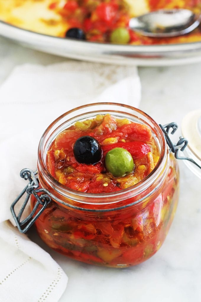 Slata méchouia est une salade de poivrons et tomates grillés à la tunisienne. Toute simple et parfumée. Ingrédients : poivrons, tomates, sel, huile d’olive. Éventuellement aubergine, oignon, ail, épices. En entrée ou en plat d’accompagnement. Un pur bonheur!