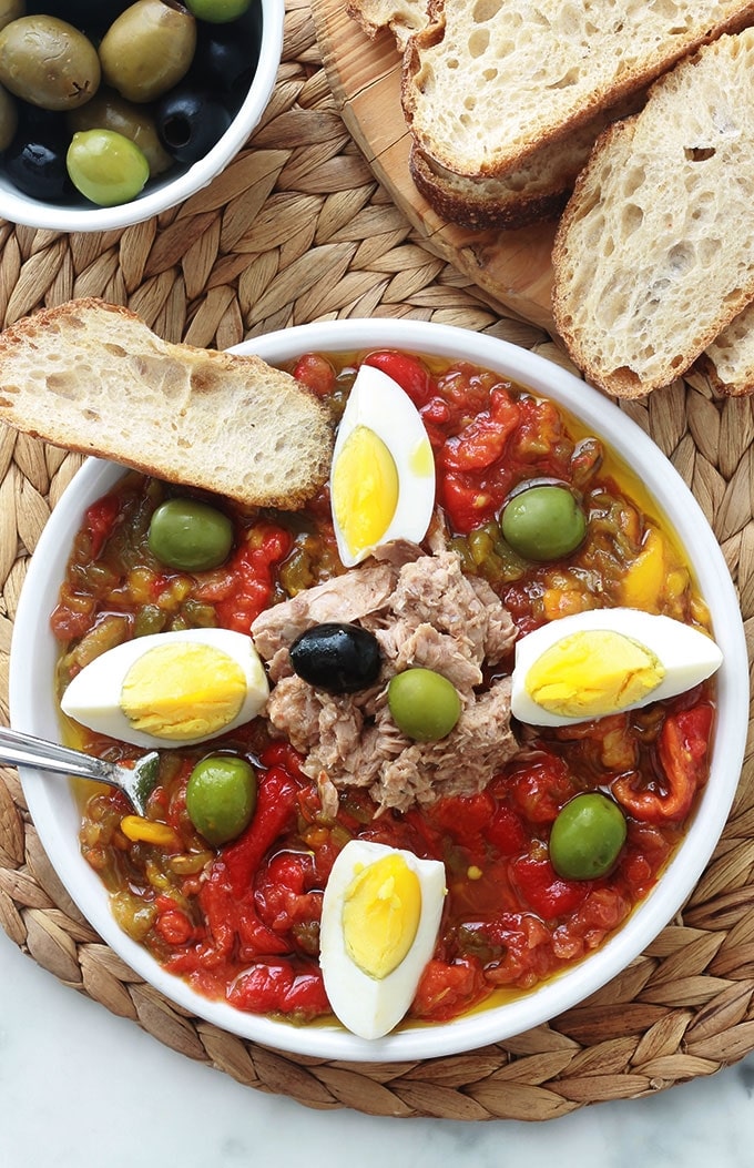 Slata méchouia est une salade de poivrons et tomates grillés à la tunisienne. Toute simple et parfumée. Ingrédients : poivrons, tomates, sel, huile d’olive. Éventuellement aubergine, oignon, ail, épices. En entrée ou en plat d’accompagnement. Un pur bonheur!