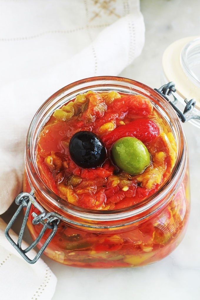 Slata méchouia est une salade de poivrons et tomates grillés à la tunisienne. Toute simple et parfumée. Ingrédients : poivrons, tomates, sel, huile d’olive. Éventuellement aubergine, oignon, ail, épices. En entrée ou en plat d’accompagnement. Un pur bonheur!