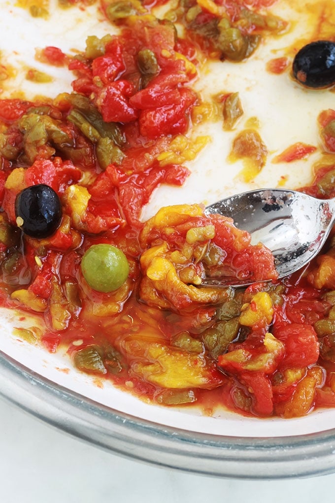 Slata méchouia est une salade de poivrons et tomates grillés à la tunisienne. Toute simple et parfumée. Ingrédients : poivrons, tomates, sel, huile d’olive. Éventuellement aubergine, oignon, ail, épices. En entrée ou en plat d’accompagnement. Un pur bonheur!