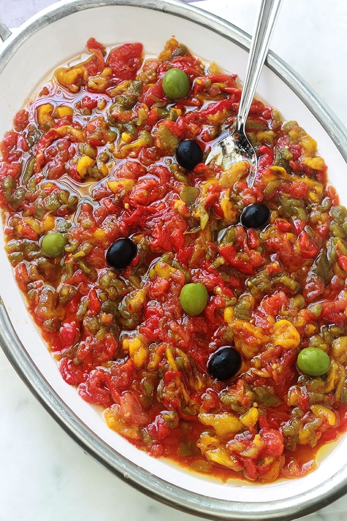 Slata méchouia est une salade de poivrons et tomates grillés à la tunisienne. Toute simple et parfumée. Ingrédients : poivrons, tomates, sel, huile d’olive. Éventuellement aubergine, oignon, ail, épices. En entrée ou en plat d’accompagnement. Un pur bonheur!