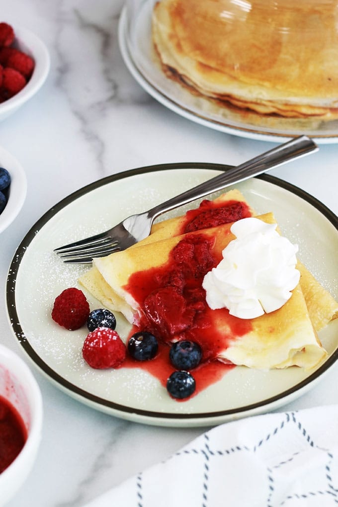 La meilleure recette de la pâte à crêpes. Simple, facile et rapide à préparer. Formule de base, dont vous pouvez faire de nombreuses variantes, sucrées et salées. Plus des conseils pour réussir votre pâte à crêpes à tous les coups!