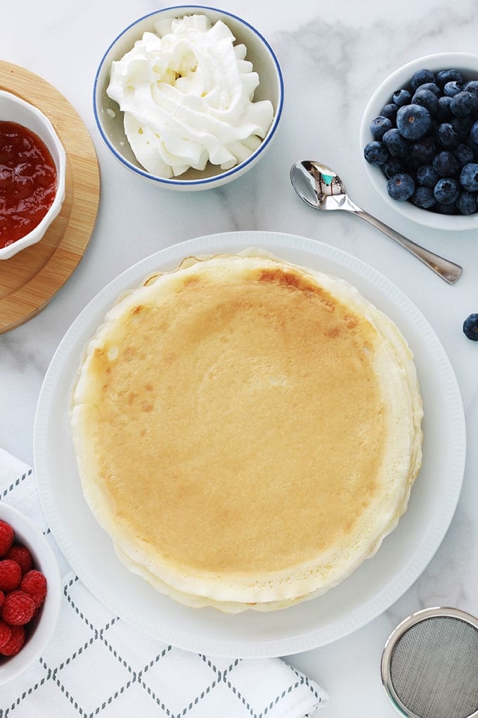 La meilleure recette de la pâte à crêpes. Simple, facile et rapide à préparer. Formule de base, dont vous pouvez faire de nombreuses variantes, sucrées et salées. Plus des conseils pour réussir votre pâte à crêpes à tous les coups!