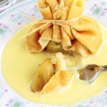 Délicieux dessert tout simple, chic et méga gourmand! Des aumônières de crêpes garnies de pommes caramélisées et présentées sur un fond de crème anglaise. La recette est très facile et vous pouvez préparer à l’avance les pommes caramélisées et la sauce pour sucrée. Superbes comme dessert pour votre repas de Noel ou de fin d'année!