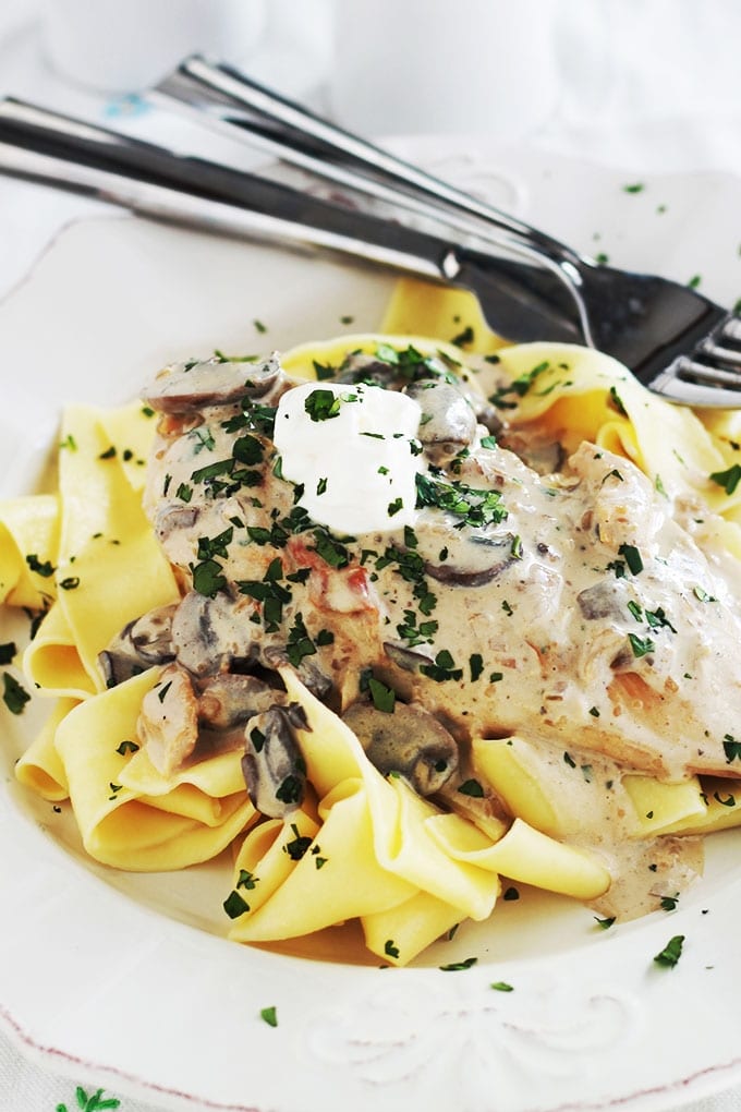 Blancs de poulet sauce stroganoff aux champignons, accompagnés de pâtes pappardelle. Une recette facile et rapide. Et si vous n’avez pas de pappardelle, utilisez des nouilles aux oeufs ou d’autres pâtes, des pommes de terre, du riz ...