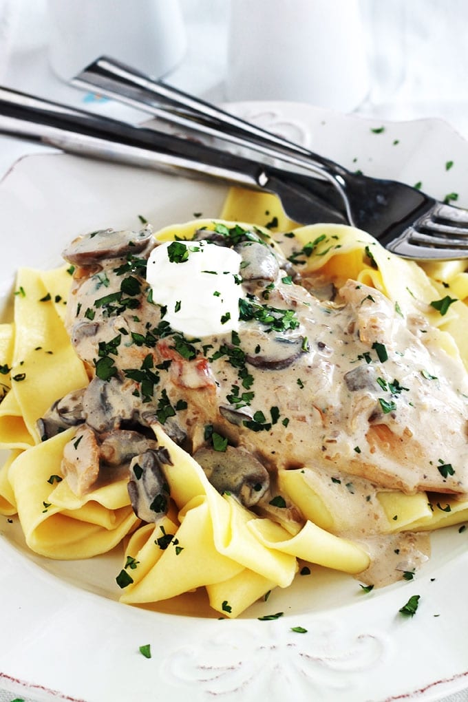 Blancs de poulet sauce stroganoff aux champignons, accompagnés de pâtes pappardelle. Une recette facile et rapide. Et si vous n’avez pas de pappardelle, utilisez des nouilles aux oeufs ou d’autres pâtes, des pommes de terre, du riz ...