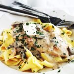 Blancs de poulet sauce stroganoff aux champignons, accompagnés de pâtes pappardelle. Une recette facile et rapide. Et si vous n’avez pas de pappardelle, utilisez des nouilles aux oeufs ou d’autres pâtes, des pommes de terre, du riz ...