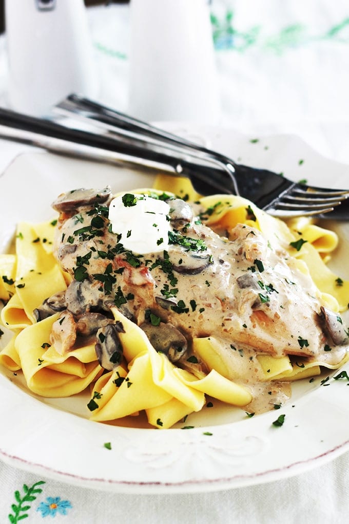 Blancs de poulet sauce stroganoff aux champignons, accompagnés de pâtes pappardelle. Une recette facile et rapide. Et si vous n’avez pas de pappardelle, utilisez des nouilles aux oeufs ou d’autres pâtes, des pommes de terre, du riz ...