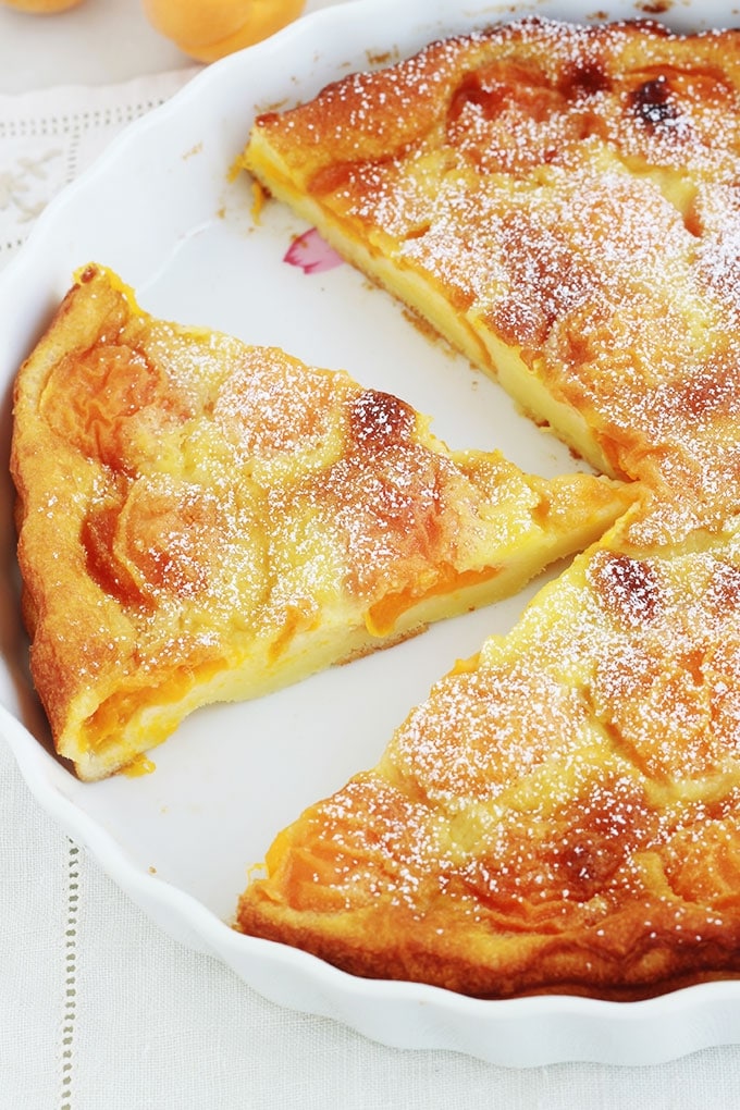 Délicieux clafoutis aux abricots tout simple, avec un petit goût acidulé. Meileure recette de l’appareil à clafoutis, très facile, rapide à préparer et inratable. Utilisez des abricots frais, congelés, au sirop et même secs!