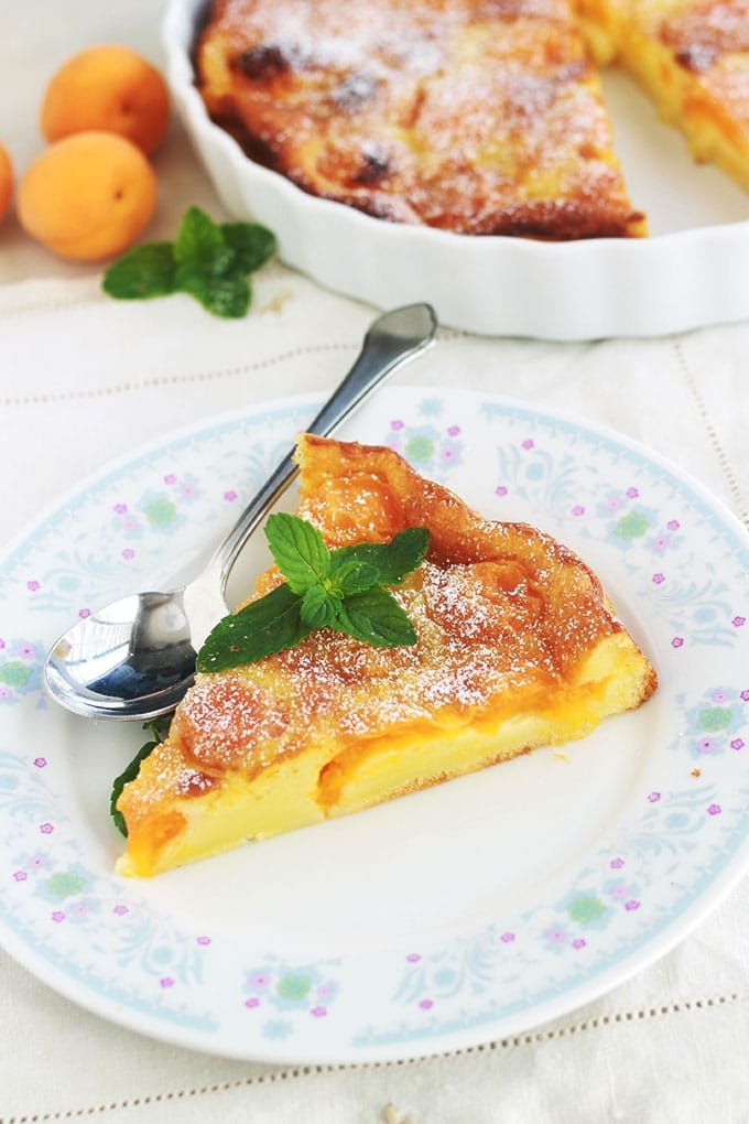 Délicieux clafoutis aux abricots tout simple, avec un petit goût acidulé. Meileure recette de l’appareil à clafoutis, très facile, rapide à préparer et inratable. Utilisez des abricots frais, congelés, au sirop et même secs!