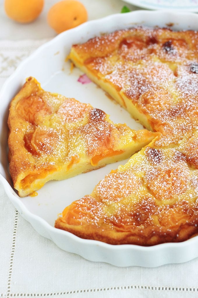 Délicieux clafoutis aux abricots tout simple, avec un petit goût acidulé. Meileure recette de l’appareil à clafoutis, très facile, rapide à préparer et inratable. Utilisez des abricots frais, congelés, au sirop et même secs!