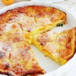 Clafoutis aux abricots dans le plat de cuisson