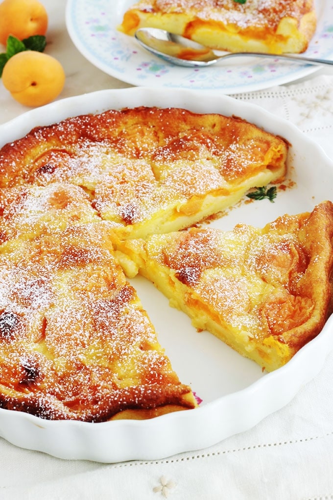 Délicieux clafoutis aux abricots tout simple, avec un petit goût acidulé. Meileure recette de l’appareil à clafoutis, très facile, rapide à préparer et inratable. Utilisez des abricots frais, congelés, au sirop et même secs!