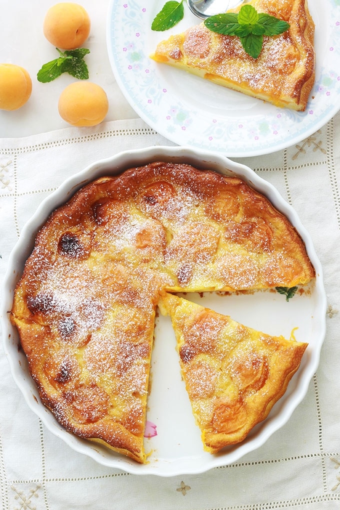 Délicieux clafoutis aux abricots tout simple, avec un petit goût acidulé. Meileure recette de l’appareil à clafoutis, très facile, rapide à préparer et inratable. Utilisez des abricots frais, congelés, au sirop et même secs!