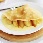 Ces crêpes aux pommes caramélisées sur un lit de crème anglaise font un petit dessert sympa vraiment succulent. C’est aussi une idée de recette toute simple mais chic pour la chandeleur. La petite sauce d'accompagnement (crème anglaise) n’est pas obligatoire, mais elle est tellement bonne!