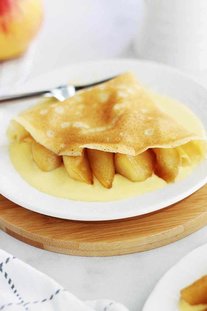 Ces crêpes aux pommes caramélisées sur un lit de crème anglaise font un petit dessert sympa vraiment succulent. C’est aussi une idée de recette toute simple mais chic pour la chandeleur. La petite sauce d'accompagnement (crème anglaise) n’est pas obligatoire, mais elle est tellement bonne!