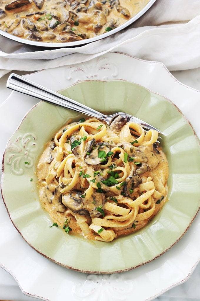 Les pâtes en sauce crémeuse aux champignons est un plat végétarien, simple, rapide et tellement bon! Idéal pour les jours de semaines. Apprécié des petits et des grands.