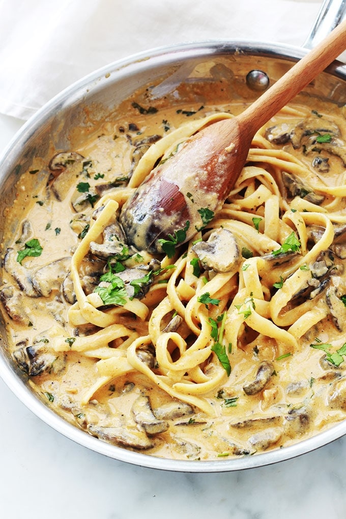 Les pâtes en sauce crémeuse aux champignons est un plat végétarien, simple, rapide et tellement bon! Idéal pour les jours de semaines. Apprécié des petits et des grands.