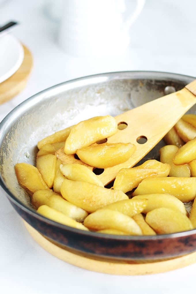 Pommes caramélisées avec beurre et sucre dans une poêle. Pour fourrer des aumônières de crêpes.