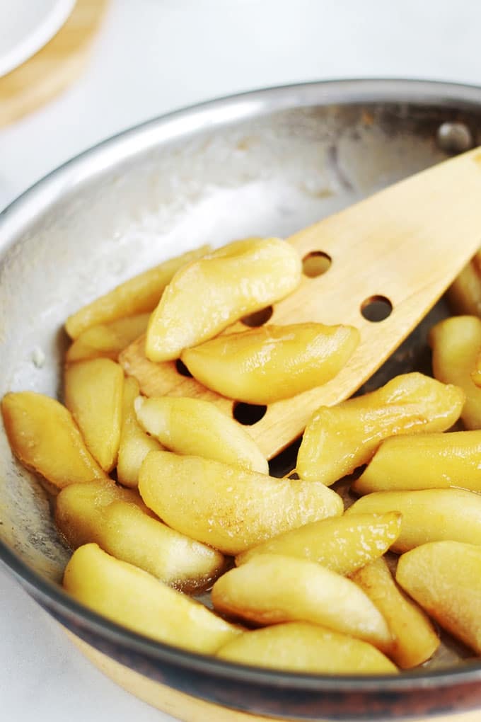 Pommes caramelisees a la poele avec du beurre et du sucre.