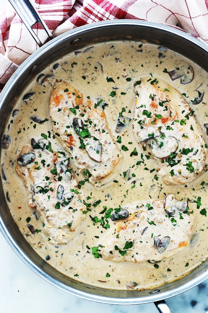 Blancs de poulet sauce stroganoff aux champignons, accompagnés de pâtes pappardelle. Une recette facile et rapide. Et si vous n’avez pas de pappardelle, utilisez des nouilles aux oeufs ou d’autres pâtes, des pommes de terre, du riz ...