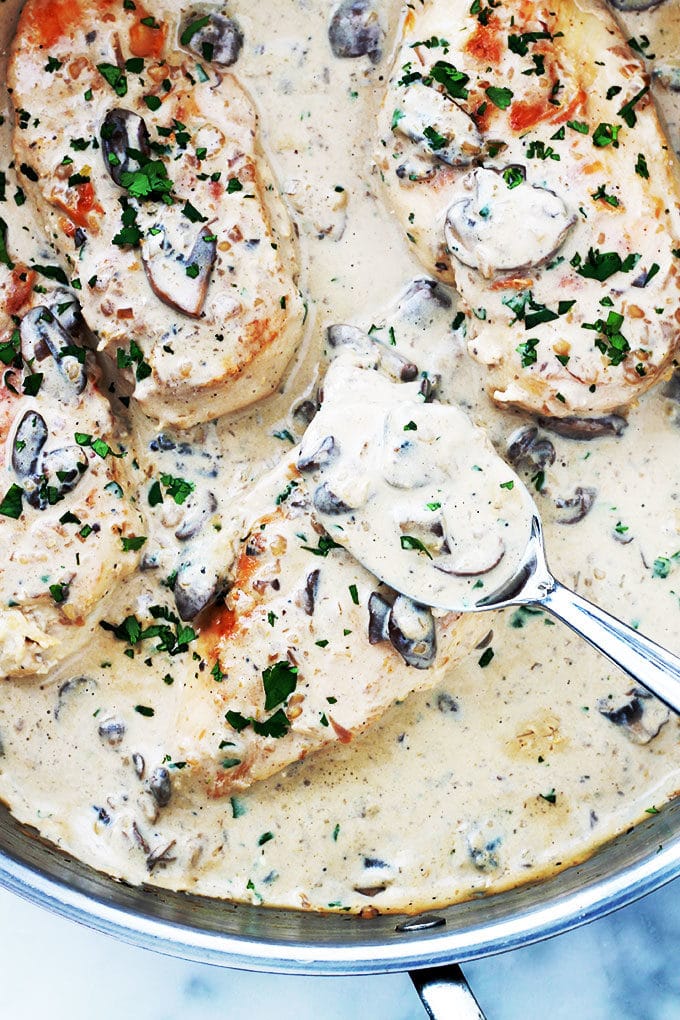 Blancs de poulet sauce stroganoff aux champignons, accompagnés de pâtes pappardelle. Une recette facile et rapide. Et si vous n’avez pas de pappardelle, utilisez des nouilles aux oeufs ou d’autres pâtes, des pommes de terre, du riz ...