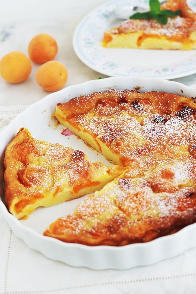 Délicieux clafoutis aux abricots tout simple, avec un petit goût acidulé. Meileure recette de l’appareil à clafoutis, très facile, rapide à préparer et inratable. Utilisez des abricots frais, congelés, au sirop et même secs!