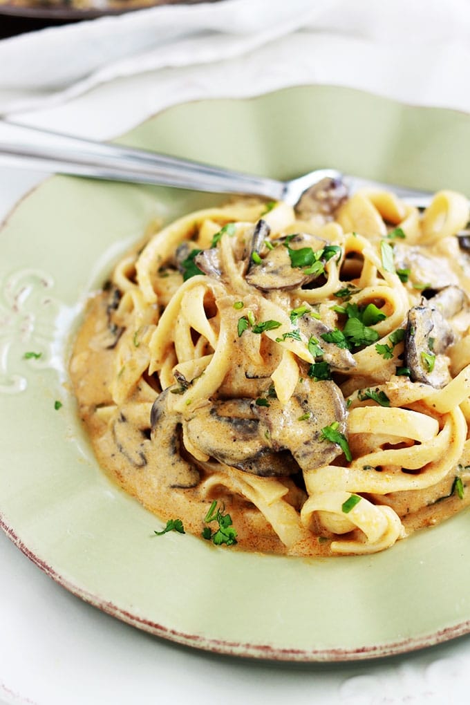 Les pâtes en sauce crémeuse aux champignons est un plat végétarien, simple, rapide et tellement bon! Idéal pour les jours de semaines. Apprécié des petits et des grands.