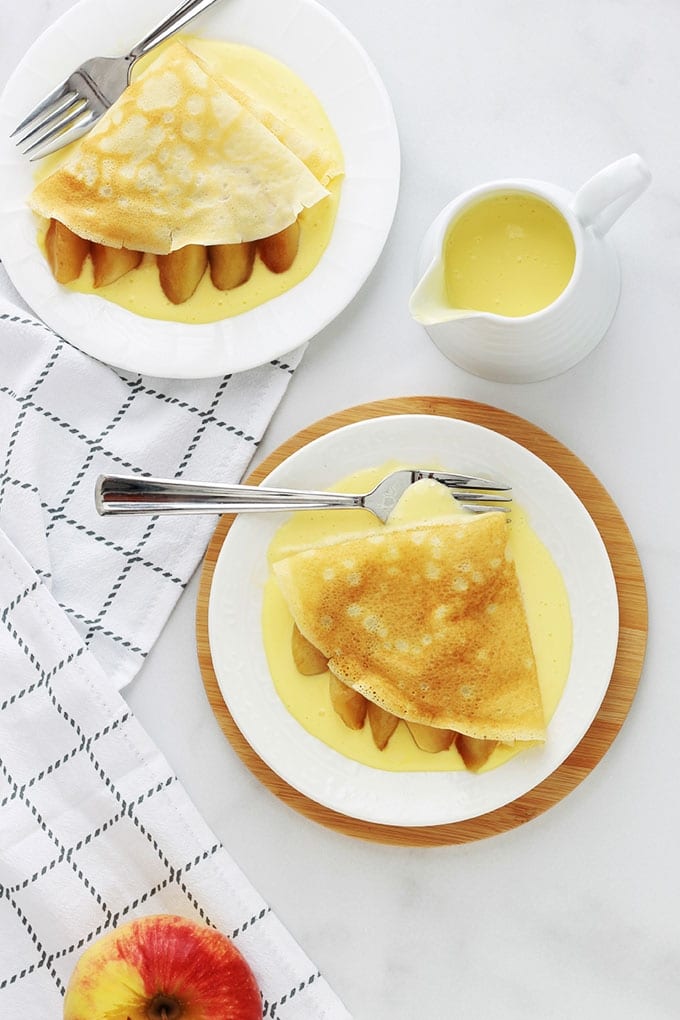 Ces crêpes aux pommes caramélisées sur un lit de crème anglaise font un petit dessert sympa vraiment succulent. C’est aussi une idée de recette toute simple mais chic pour la chandeleur. La petite sauce d'accompagnement (crème anglaise) n’est pas obligatoire, mais elle est tellement bonne!