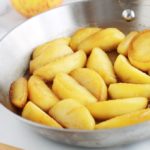 Recette des pommes caramélisées à la poêle. Un dessert très facile et rapide. A déguster avec une boule de glace ou de la Chantilly. Ou utiliser pour garnir des crêpes, pancakes, gaufres, verrines de tiramisu, riz au lait, panna cotta et bien d’autres desserts!