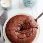 Gâteau au yaourt au chocolat, simple à faire. Une variante de l’incontournable gâteau au pot de yaourt classique. La recette et quelques astuces pour avoir un gâteau au chocolat moelleux, pas sec.