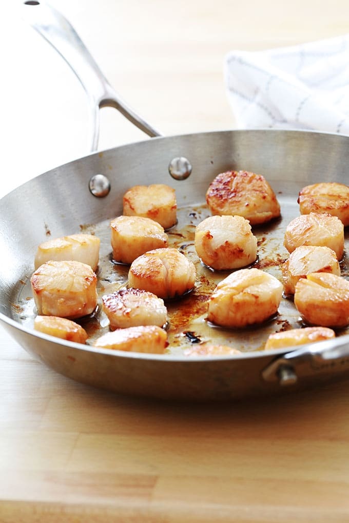 La recette des noix de St jacques poêlées dans du beurre et/ou huile d’olive est très simple et rapide. Temps de cuisson : 4 à 5 minutes selon la taille. Parfaites pour un repas de fête et vous pouvez les servir de différentes façons.