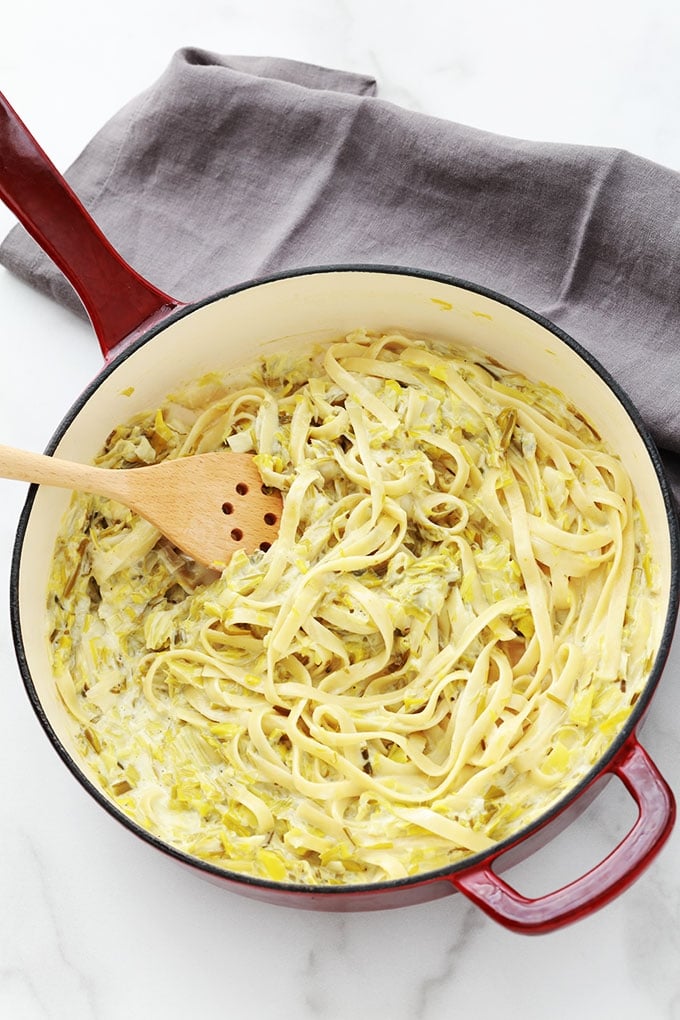 Les pâtes à la fondue de poireaux à la crème est l’une de mes recettes préférées avec les poireaux. Un plat d’accompagnement tout simple et tellement bon. Il est encore meilleur le lendemain! Poireaux, huile et/ou beurre, crème, jus de citron et des pâtes.