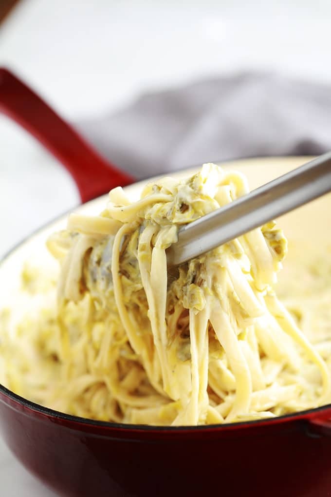 Les pâtes à la fondue de poireaux à la crème est l’une de mes recettes préférées avec les poireaux. Un plat d’accompagnement tout simple et tellement bon. Il est encore meilleur le lendemain! Poireaux, huile et/ou beurre, crème, jus de citron et des pâtes.