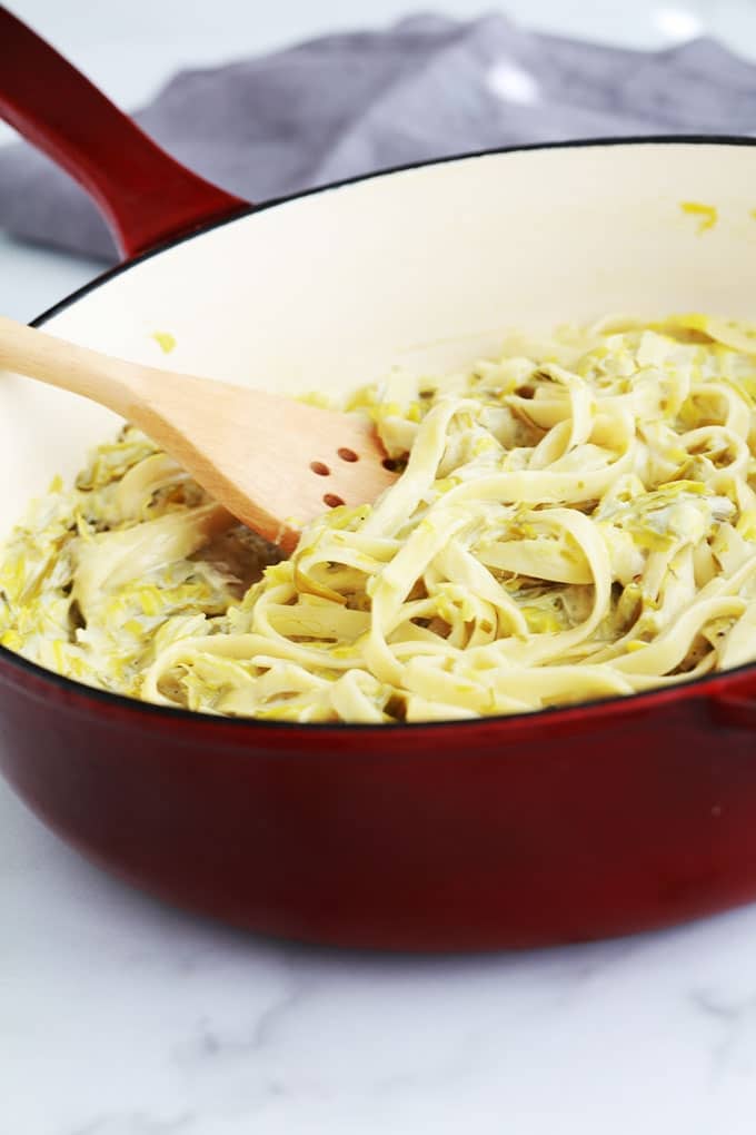 Les pâtes à la fondue de poireaux à la crème est l’une de mes recettes préférées avec les poireaux. Un plat d’accompagnement tout simple et tellement bon. Il est encore meilleur le lendemain! Poireaux, huile et/ou beurre, crème, jus de citron et des pâtes.