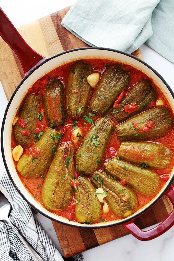 Délicieuse recette de courgettes farcies à la viande hachée, cuites dans une sauce tomate - Koussa Mehchi. Cuisson à la cocotte ou au four. Farce : viande hachée aux épices et herbes. Un délicieux plat familial. A servir avec du pain pita ou du riz, boulgour, couscous...