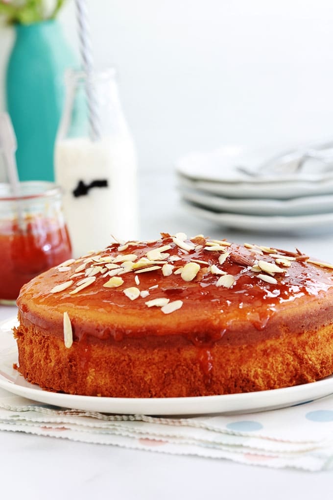 Délicieux gâteau moelleux pour utiliser des jaunes d’oeufs. Nature, parfumé et très facile. Recette de base dont vous vous pouvez faire bien des variantes en ajoutant des fruits, du chocolat, versions mini dans des moules à muffin…