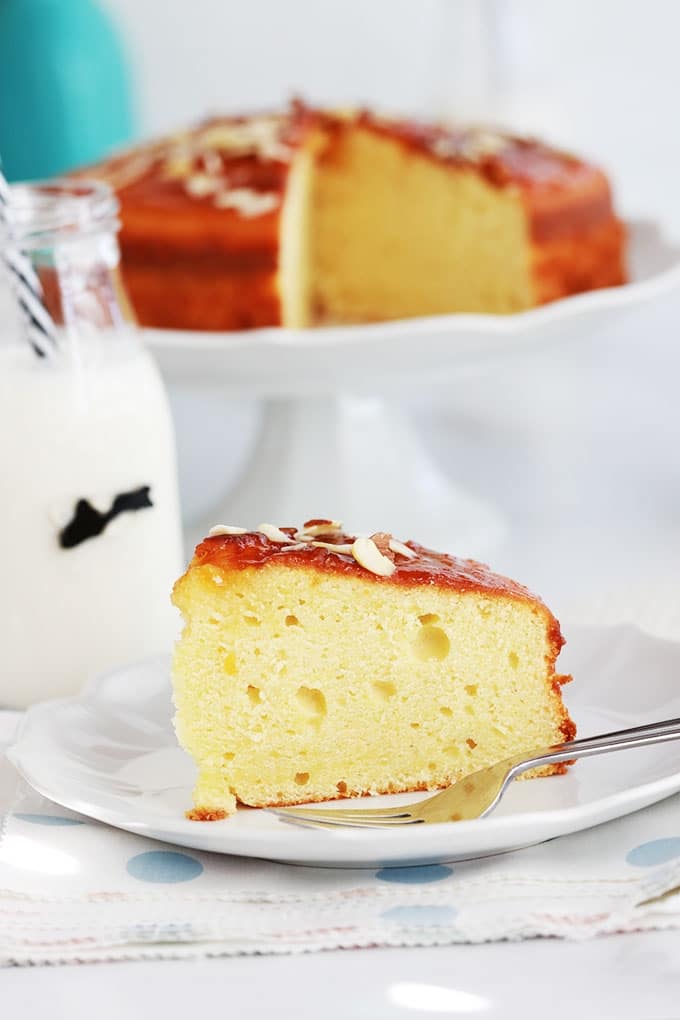 Délicieux gâteau moelleux pour utiliser des jaunes d’oeufs. Nature, parfumé et très facile. Recette de base dont vous vous pouvez faire bien des variantes en ajoutant des fruits, du chocolat, versions mini dans des moules à muffin…