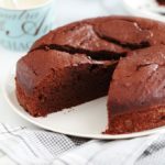 Gâteau au yaourt au chocolat, simple à faire. Une variante de l’incontournable gâteau au pot de yaourt classique. La recette et quelques astuces pour avoir un gâteau au chocolat moelleux, pas sec.