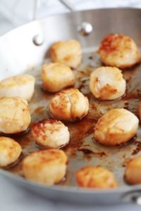 La recette des noix de Saint jacques poêlées dans du beurre et/ou huile d’olive est très simple et rapide. Temps de cuisson : 4 à 5 minutes selon la taille. Parfaites pour un repas de fête et vous pouvez les servir de différentes façons.
