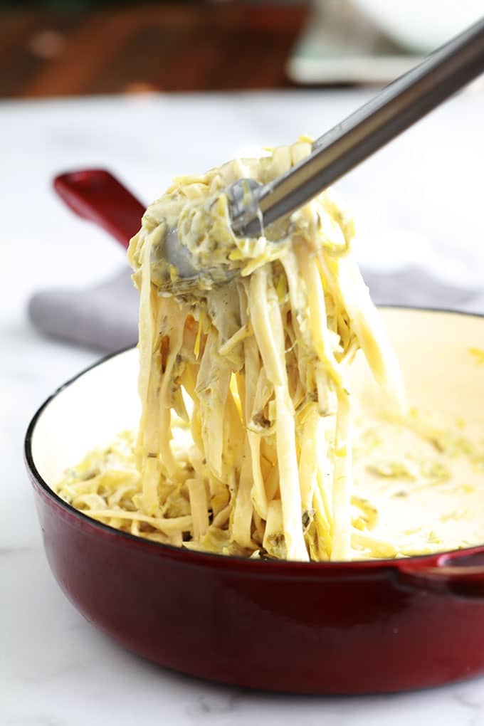 Les pâtes à la fondue de poireaux à la crème est l’une de mes recettes préférées avec les poireaux. Un plat d’accompagnement tout simple et tellement bon. Il est encore meilleur le lendemain! Poireaux, huile et/ou beurre, crème, jus de citron et des pâtes.