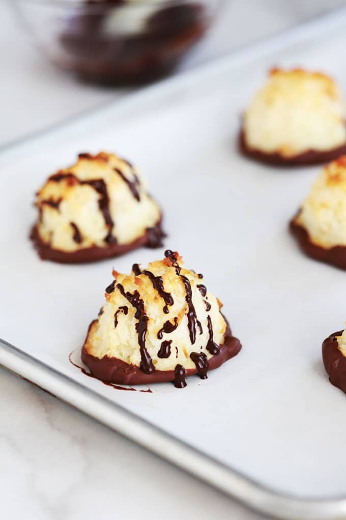 Rochers coco (ou congolais) au lait concentré, trempés dans du chocolat. Recette facile, rapide, à base de blancs d’oeufs (sans jaunes d'oeufs) et sans gluten. Ils sont moelleux à l’intérieur et croustillant à l’extérieur. Un vrai DÉLICE tout simple!