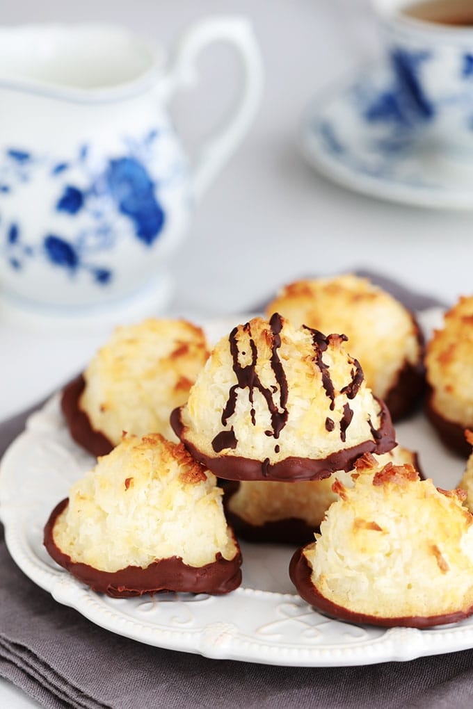 Rochers coco (ou congolais) au lait concentré, trempés dans du chocolat. Recette facile, rapide, à base de blancs d’oeufs (sans jaunes d'oeufs) et sans gluten. Ils sont moelleux à l’intérieur et croustillant à l’extérieur. Un vrai DÉLICE tout simple!