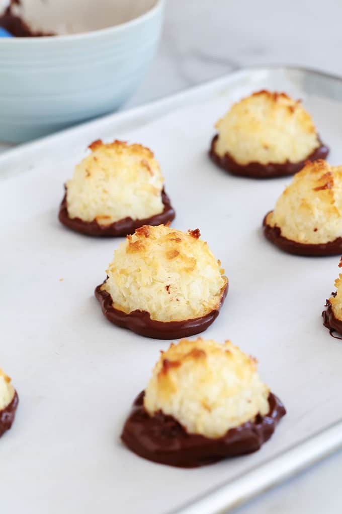 Rochers coco (ou congolais) au lait concentré, trempés dans du chocolat. Recette facile, rapide, à base de blancs d’oeufs (sans jaunes d'oeufs) et sans gluten. Ils sont moelleux à l’intérieur et croustillant à l’extérieur. Un vrai DÉLICE tout simple!